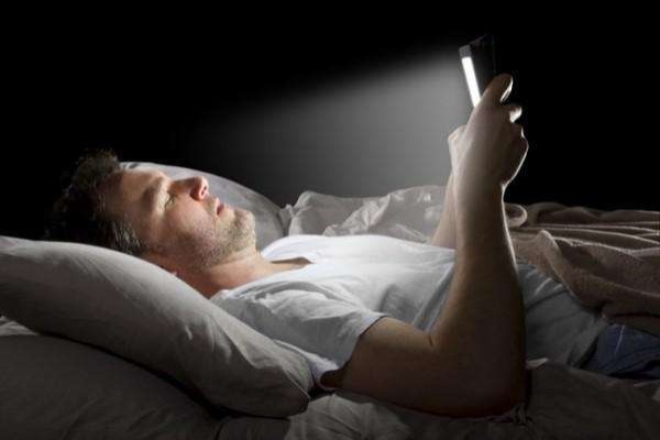 睡个好觉成奢望，都是玩手机惹的祸？