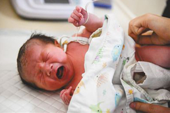 全球首例干细胞复合胶原支架治疗卵巢早衰临床研究诞生的婴儿。新华社记者 李响 图