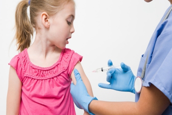 接种疫苗有风险，为何还要打？的头图