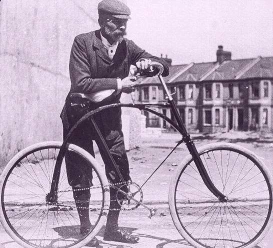 图2 - 20世纪初的自行车（图片来源：Wikipedia）