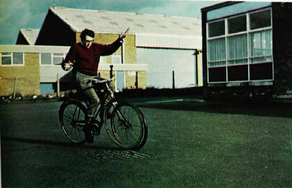 图5 - 琼斯与他设计的可消除陀螺效应的自行车（图片来源：参考文献[2]）