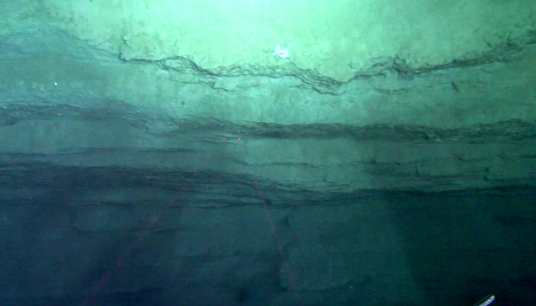 “蛟龙”号在海底拍摄的陡崖地貌（5月6日摄）。新华社发（中国大洋38航次第二航段现场指挥部提供）