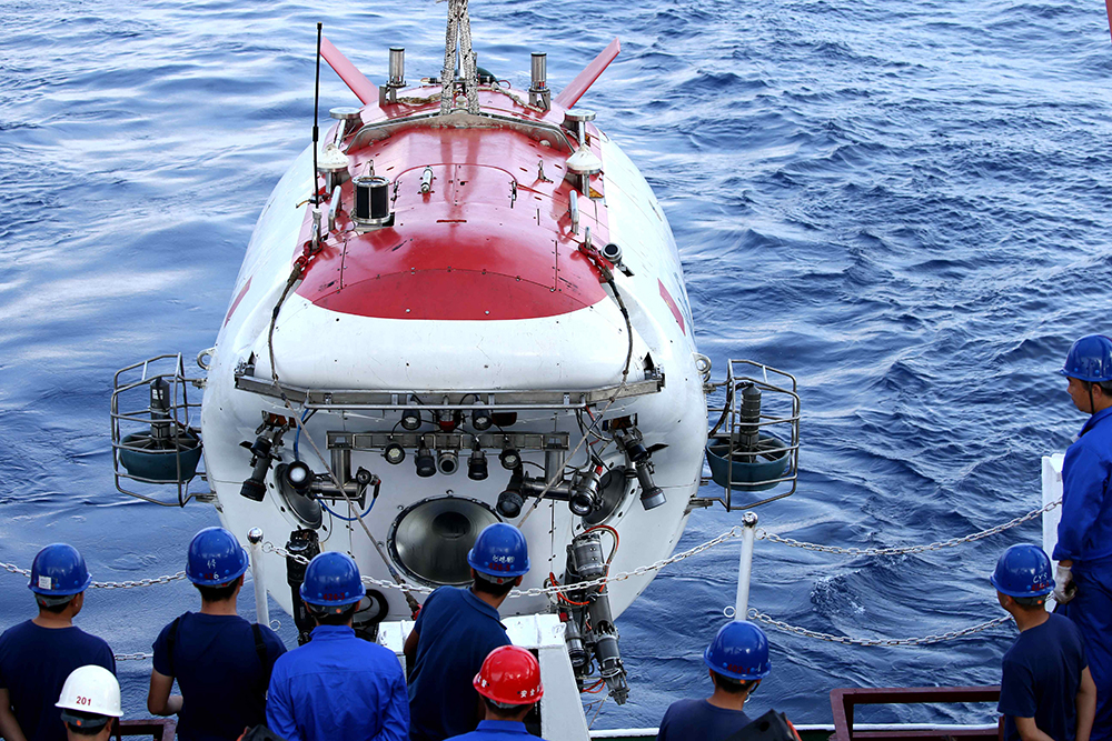 5月6日，“蛟龙”号载人潜水器从“向阳红09”科学考察船布放入水。