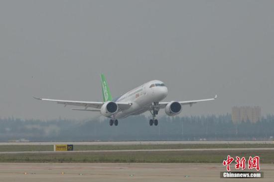 5月5日下午2时许，首架国产大飞机C919在上海浦东机场4号跑道成功起飞。王脊梁 摄