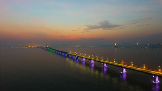 12月26日，晚霞中的港珠澳大桥。 新华社记者梁旭摄影