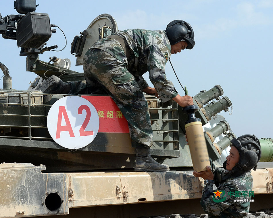 2016年7月，“中部铁拳——坦克·铁骑”竞赛，参赛队员在装填炮弹。岱天荣摄影