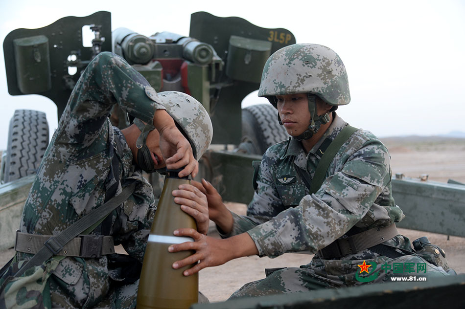 2016年7月6日，创新陆军综合火力打击演练实弹检验如期展开，这是官兵在整理弹药准备射击。岱天荣摄影