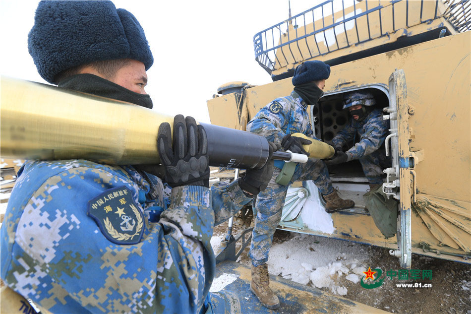 海军陆战队在大漠戈壁寒训，这是给战车装填炮弹。黎友陶摄影