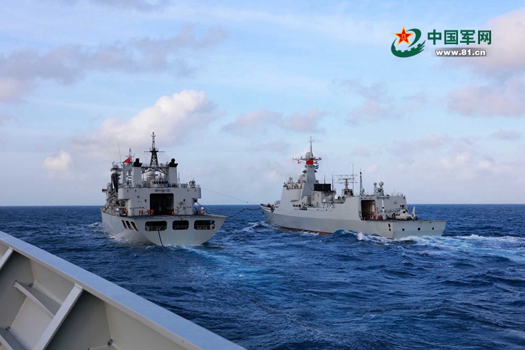 南海舰队远海训练编队在南海某海域首次综合补给