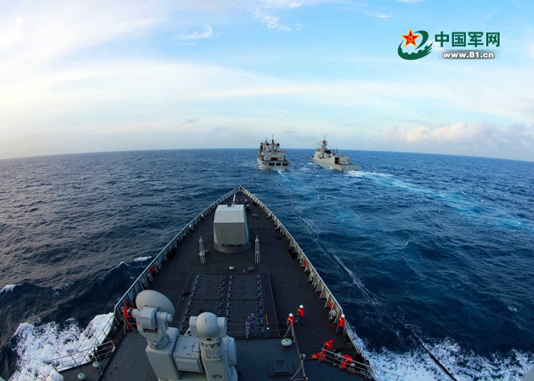南海舰队远海训练编队在南海某海域首次综合补给【2】