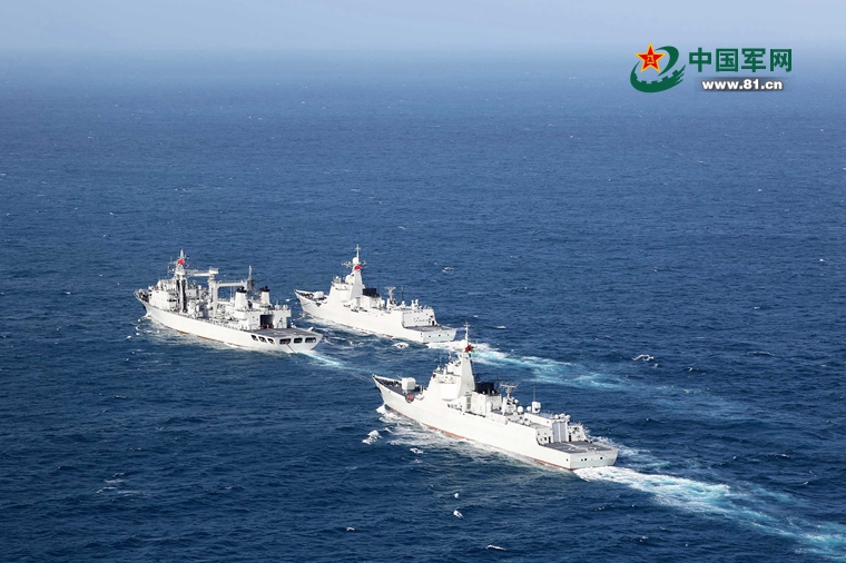 南海舰队远海训练编队在南海某海域首次综合补给【3】