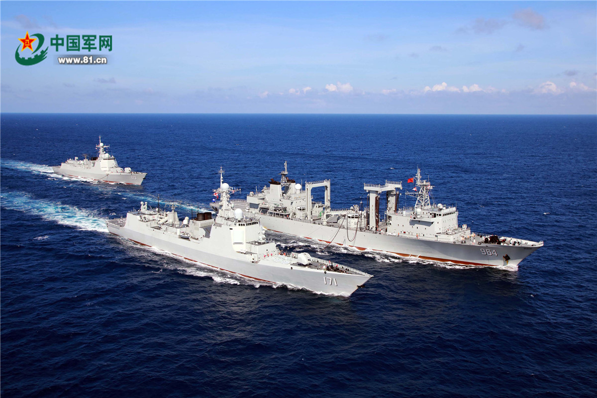南海舰队远海训练编队在苏拉威西海进行综合补给