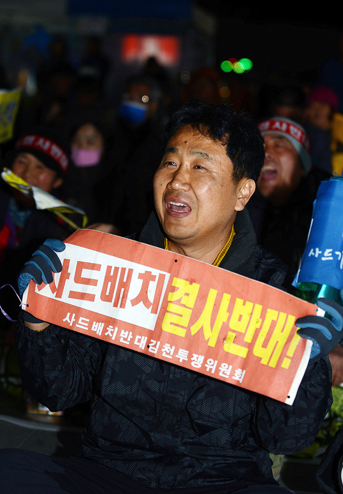 3月15日，在韩国庆尚北道金泉市，民众手持反“萨德”标语参加烛光集会。