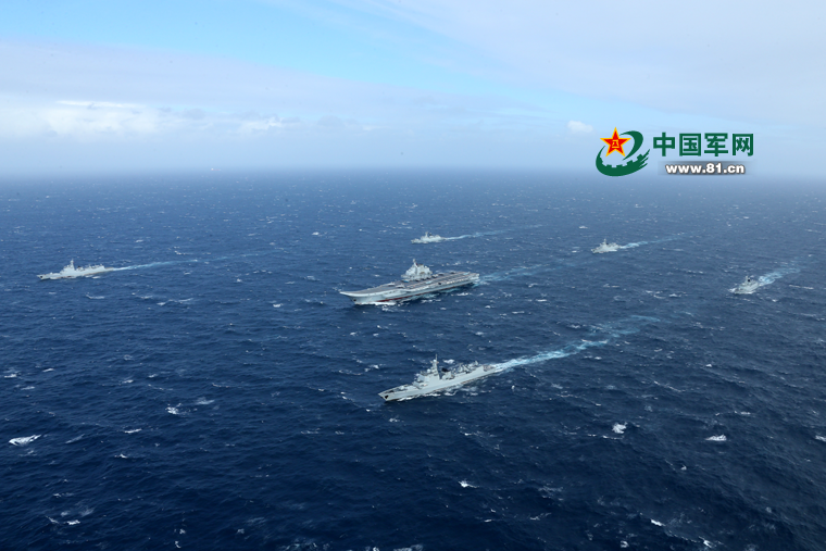 中国海军航母编队在海上航行。 莫小亮  摄