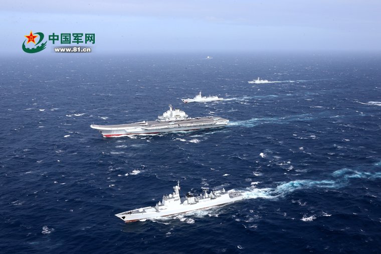 中国海军航母编队在海上航行。  莫小亮 摄