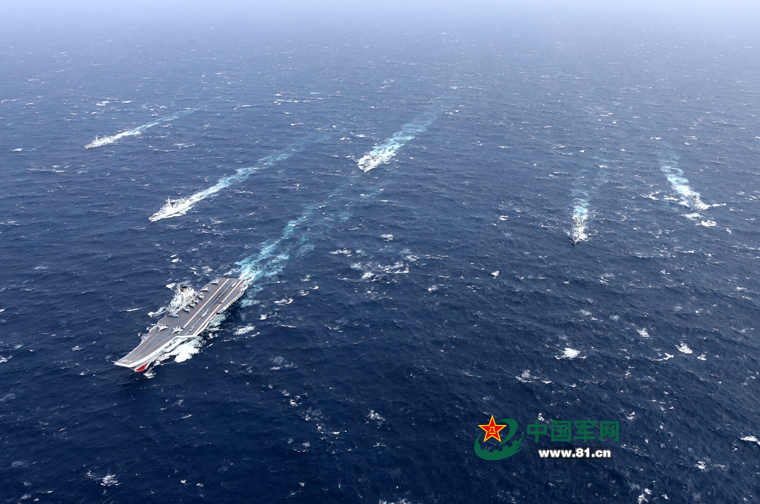 中国海军航母编队在海上航行。 莫小亮 摄