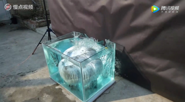 安全气囊水中引爆 12mm厚玻璃缸被震碎