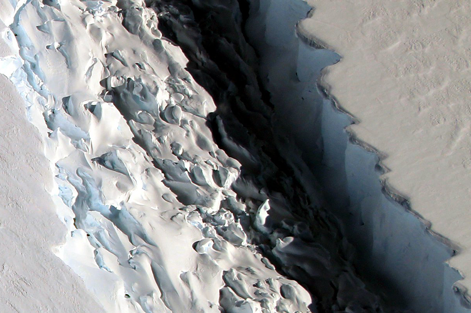 南极最大冰架出现巨型裂口 宽90米长达113公里【2】