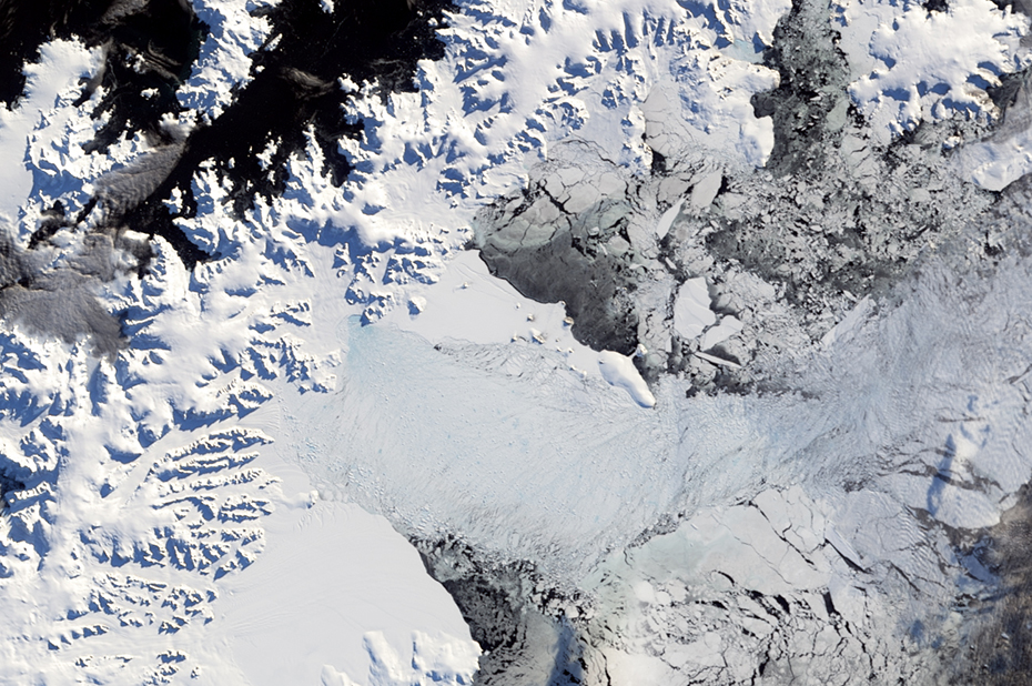 南极最大冰架出现巨型裂口 宽90米长达113公里【3】