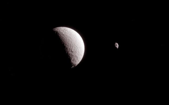 卡西尼又来刷照片了：土星夜空“双月成辉”
