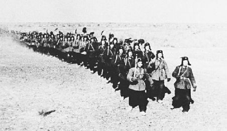 1958年中央军委决定在甘肃酒泉设立特种工程指挥部，陈士榘上将率领十万大军开进了广袤无垠的戈壁滩。