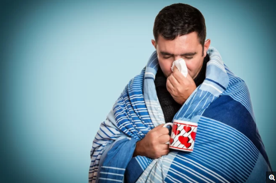 科学家发现男性在应对导致流感或普通感冒的病毒时，表现出来的免疫反应可能更弱于女性，因此男性可能会面临更加严重的症状，甚至会有死亡的风险。