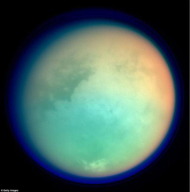 它被称作地球“有毒的同胞姐妹”，因为其拥有由液态甲烷构成的河流与海洋。卡西尼号探测任务收集的数据还显示，土卫六大气中甚至可能存在构成生命基本组件的分子。