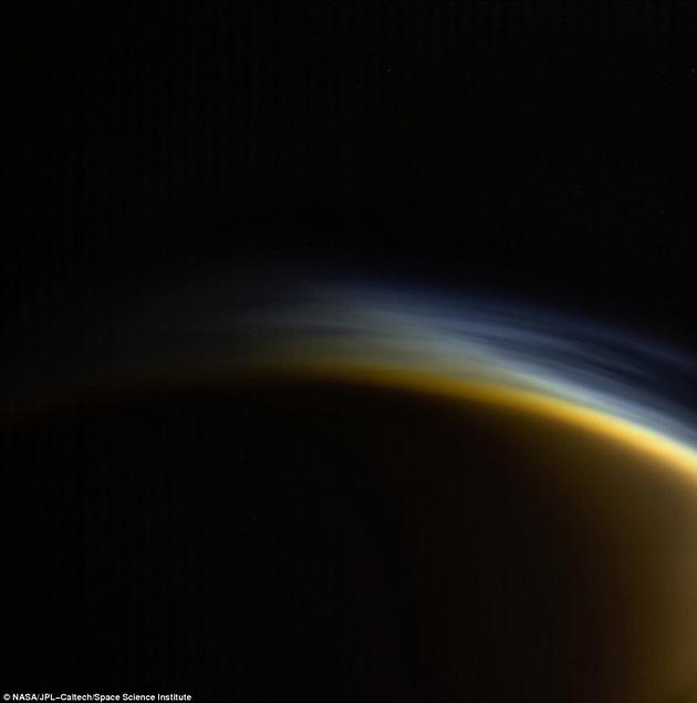 在NASA近日公布的这张照片中，土卫六浓雾般的大气如同星球表面扫过的一笔浓墨重彩，无与伦比的美丽直击人心。拍摄时，卡西尼号距土卫六约3.3万公里。