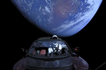 被SpaceX送入太空的特斯拉Roadster跑车和假人“Starman”