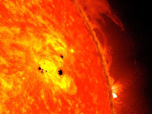 图为2013年2月迅速现身的两个太阳黑子，每个直径都相当于地球的六倍。