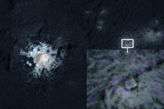 在矮行星谷神星的欧卡托陨石坑（Occator crater）中，似乎有一处奇怪的结构，像是三角形中套了一个正方形。