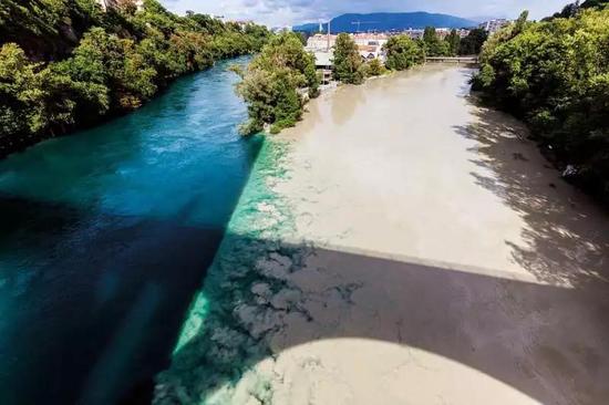 瑞士日内瓦，罗讷河和咸水的阿尔沃河交汇。Henryk Sadura / Alamy Stock Photo