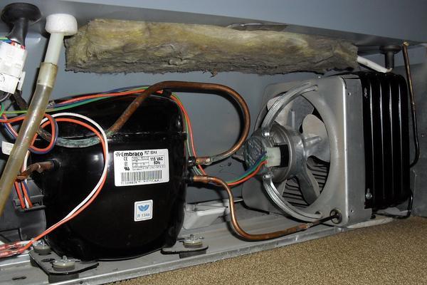 图6 - 冰箱压缩机及制冷盘管（图片来源：wikipedia）