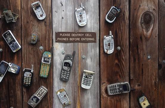 antique-broken-cell-phone-270257.png