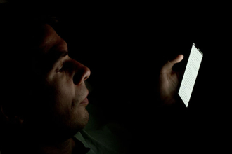 640px-Person_looking_at_smartphone_in_the_dark_(2).jpg