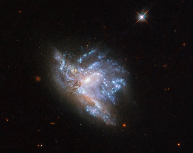 NASA发布新图像，展示两个星系碰撞的壮观场景