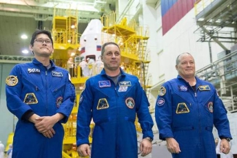 图中左一为日本航天局宇航员金井宣茂，中间为俄罗斯联邦航天局宇航员安东·什卡普列罗夫（Anton Shkaplerov），右一为NASA宇航员斯科特·丁格尔（Scott Tingle）。