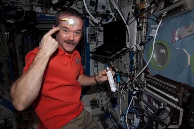 加拿大宇航员克里斯?哈德菲尔德(Chris Hadfield)在美国宇航局昼夜节律项目研究中佩戴着一个体温测量设备。