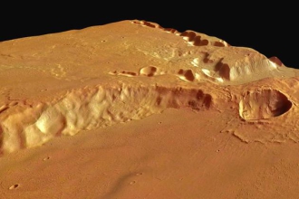 图中是欧洲航天局“火星快车”探测器拍摄的梅杜莎槽沟层，它可能是太阳系最大规模的火山喷发形成的，并非之前一些人猜测的是外星UFO碰撞地点。