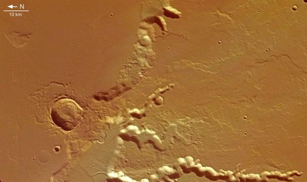 在火星赤道区域存在着500多万平方公里的突起沙丘和梅杜莎槽沟层，科学家认为形成之初的面积是现今所观测的两倍。