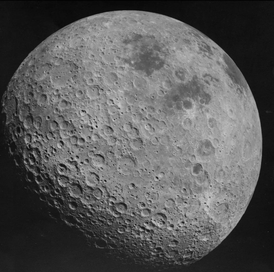 月球背面的宁静使其成为天文学家监听来自宇宙微弱电磁信号的首选之