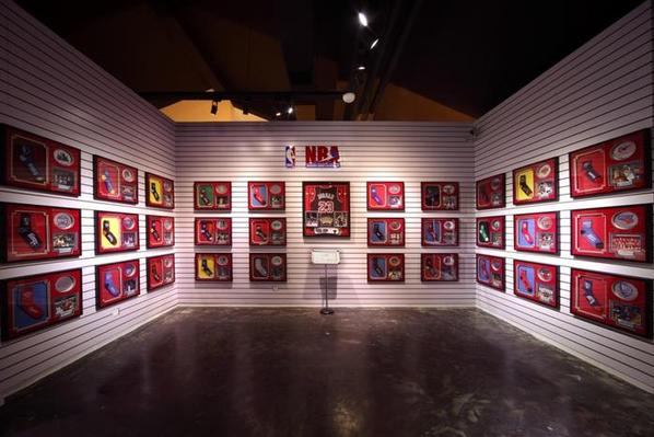 NBA馆收藏了三十家俱乐部的球队赛用袜和空中飞人乔丹亲笔签名的战袍