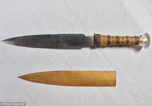 去年研究人员发现，图坦卡蒙墓中一把精致的金匕首的刀刃由陨铁制成，其中含有镍、钴和硫元素。
