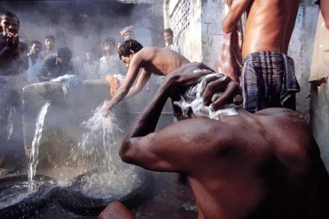 2000年，黎明时的加尔各答，男人们在街上洗澡。