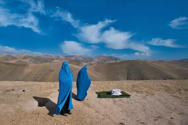 2009 年11 月，阿富汗巴达赫尚省，一个叫努尔·尼萨的阿富汗女人在山上站着生产。
