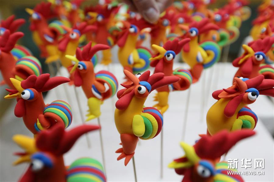 1月8日，民间艺人阚宗勤在家中整理面塑作品“‘百鸡’迎鸡年”。