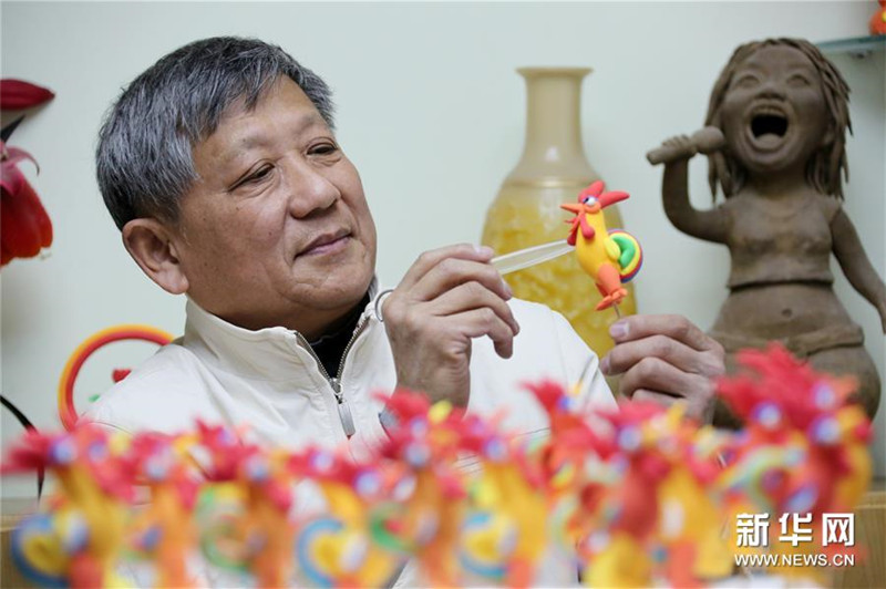 1月8日，民间艺人阚宗勤在家中创作面塑作品“‘百鸡’迎鸡年”。