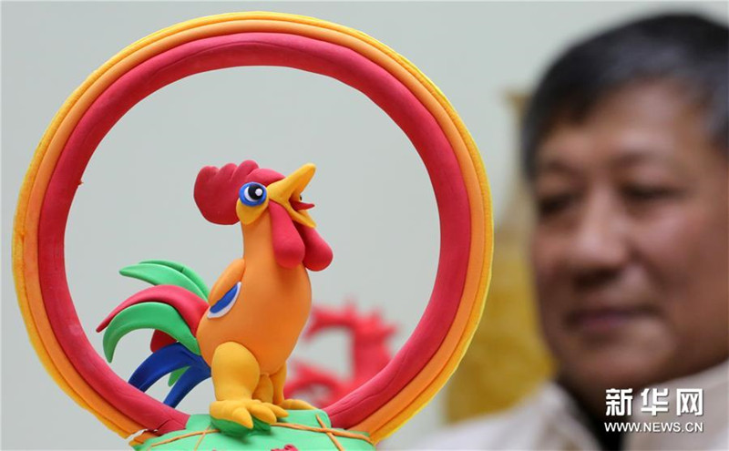 1月8日，民间艺人阚宗勤在家中创作面塑作品“‘百鸡’迎鸡年”。