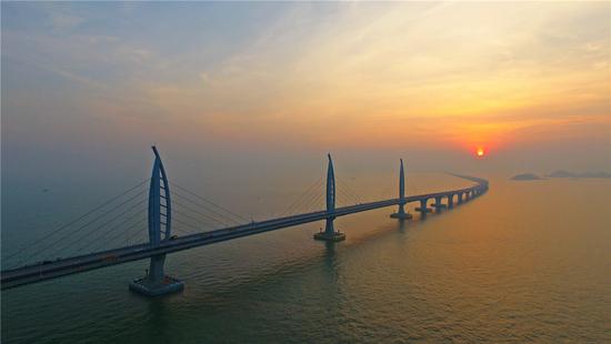 12月26日，港珠澳大桥日落。 新华社记者梁旭摄影