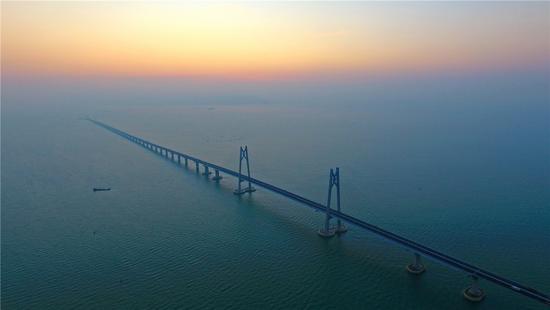 12月27日，朝霞中的港珠澳大桥。 新华社记者梁旭摄影